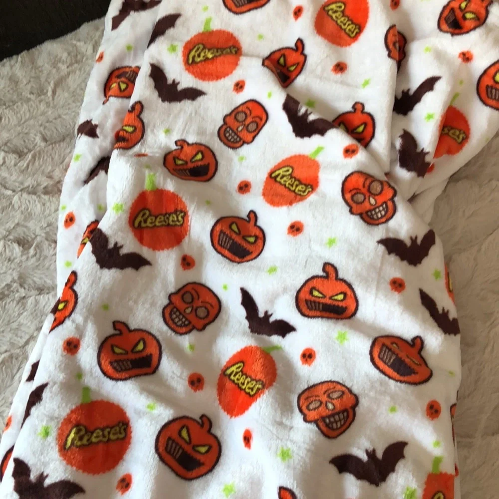 REESE’S Halloween Plush Throw Blanket - White with Orange Pumpkin Print